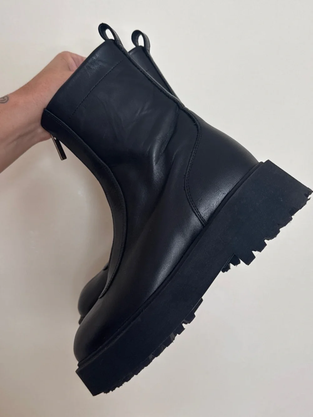 Flattered zip leather boots
